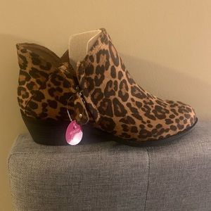 NEW, size 9 leopard print memory foam booties